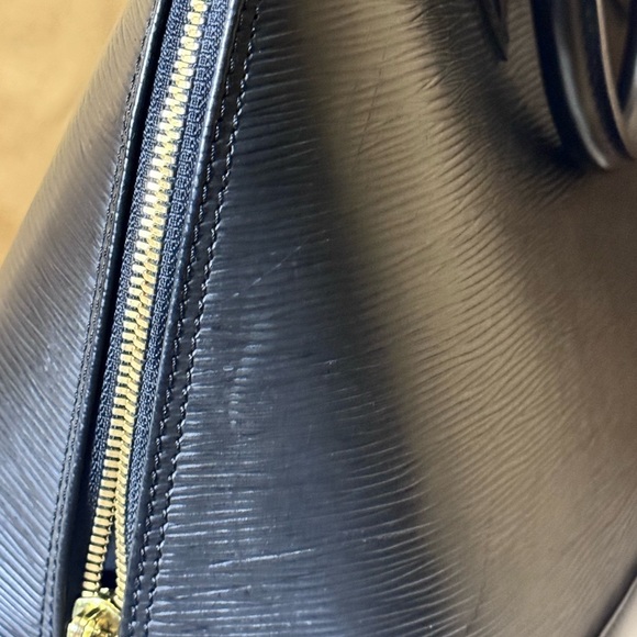 Louis Vuitton Alma Handbag in excellent preowned condition. - Picture 8 of 11